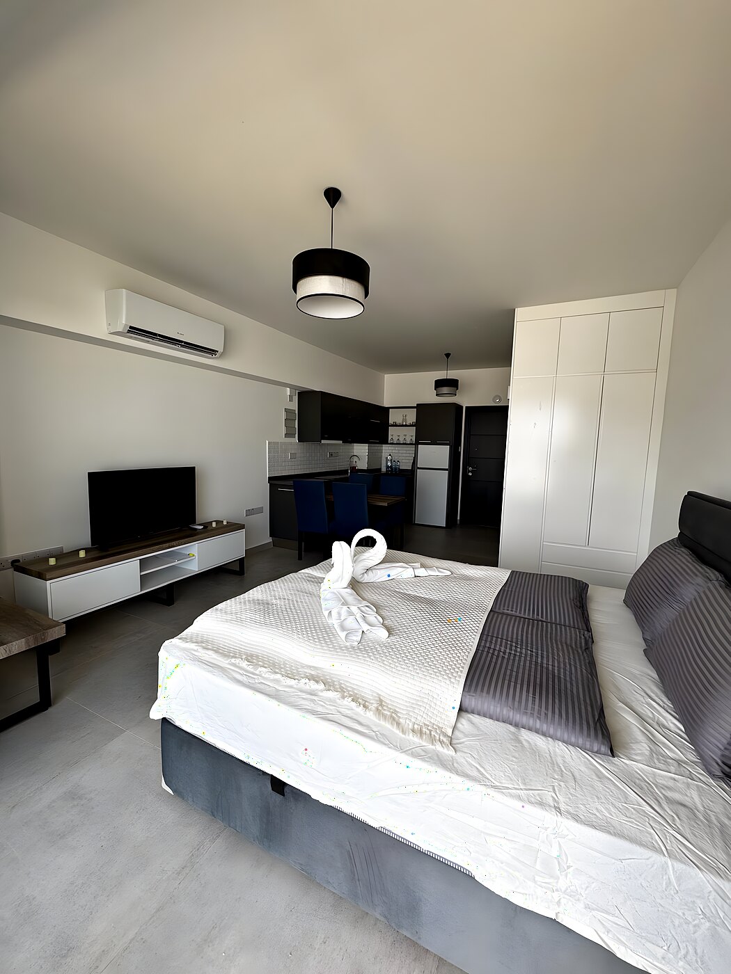 View into the apartment with the bed and TV corner
